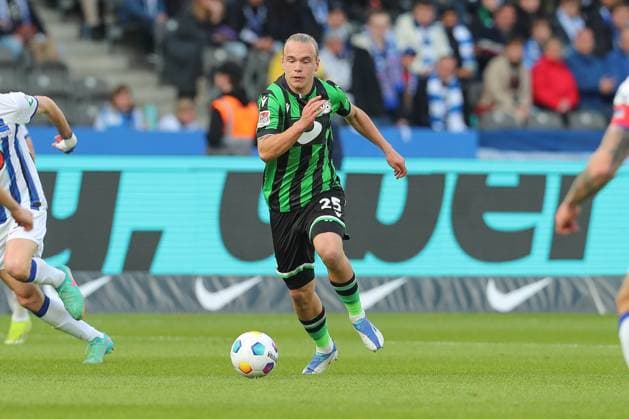 26 04 2024, xtgx, Fußball 2 Bundesliga, Hertha BSC Berlin Hannover 96 emspor, v l Lars Timo Gindorf Hannover, 25 am Ball, plays the ball DFL DFB REGULATIONS PROHIBIT ANY USE OF PHOTOGRAPHS as IMAGE SEQUENCES and or QUASI VIDEO Berlin