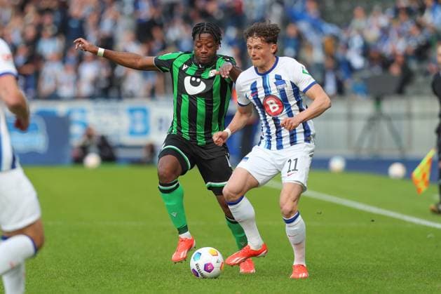 26 04 2024, xtgx, Football 2 Bundesliga, Hertha BSC Berlin Hannover 96 emspor, v l Bright Arrey Mbi Hannover, 4 , Fabian Reese Hertha, 11 duel, duel, fight, tackle DFL DFB REGULATIONS PROHIBIT ANY USE OF PHOTOGRAPHS as IMAGE SEQUENCES and or QUASI VIDEO Berlin