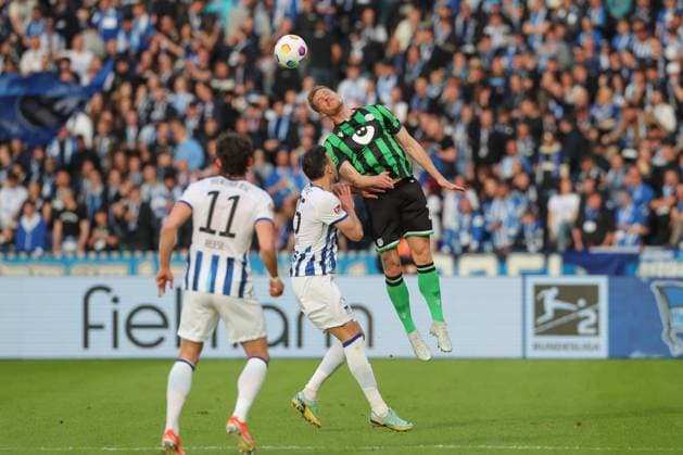 26 04 2024, xtgx, Football 2 Bundesliga, Hertha BSC Berlin Hannover 96 emspor, v l Haris Tabakovic Hertha, 25 , Marcel Halstenberg Hannover, 23 duel, duel, fight, tackle DFL DFB REGULATIONS PROHIBIT ANY USE OF PHOTOGRAPHS as IMAGE SEQUENCES and or QUASI VIDEO Berlin