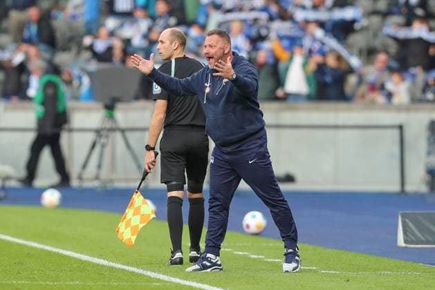 26 04 2024, xtgx, Fußball 2 Bundesliga, Hertha BSC Berlin Hannover 96 emspor, v l Pal Dardai Hertha, Trainer gibt Anweisungen, gestikuliert mit den Armen, gesticulate, gives instructions DFL DFB REGULATIONS PROHIBIT ANY USE OF PHOTOGRAPHS as IMAGE SEQUENCES and or QUASI VIDEO Berlin