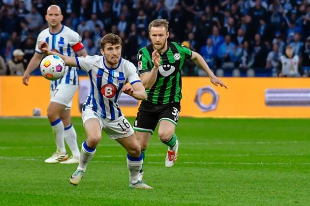 Soccer 2 Bundesliga, Hertha BSC Hannover 96 26 04 2024,xdanx,Soccer 2 Bundesliga, Hertha BSC Hannover 96, v l Jonjoe Kenny Hertha BSC 16 ,Cedric Teuchert Hannover 96 36 ,Zweikampf, Duell, Kampf, tackle DFL DFB REGULATIONS PROHIBIT ANY USE OF PHOTOGRAPHS as IMAGE SEQUENCES and or QUASI VIDEO Foto Daniel Lakomski Berlin Olympiastadion Berlin Berlin Germany EN Copyright: xDanielxLakomskix