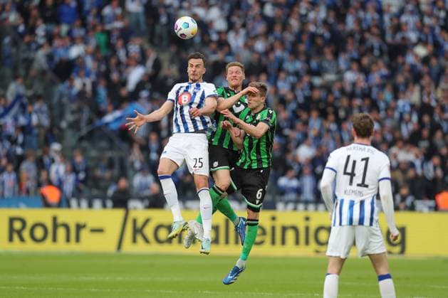 26 04 2024, xtgx, Fußball 2 Bundesliga, Hertha BSC Berlin Hannover 96 emspor, v l Haris Tabakovic Hertha, 25 , Marcel Halstenberg Hannover, 23 , Fabian Kunze Hannover, 6 Zweikampf, Duell, Kampf, tackle DFL DFB REGULATIONS PROHIBIT ANY USE OF PHOTOGRAPHS as IMAGE SEQUENCES and or QUASI VIDEO Berlin