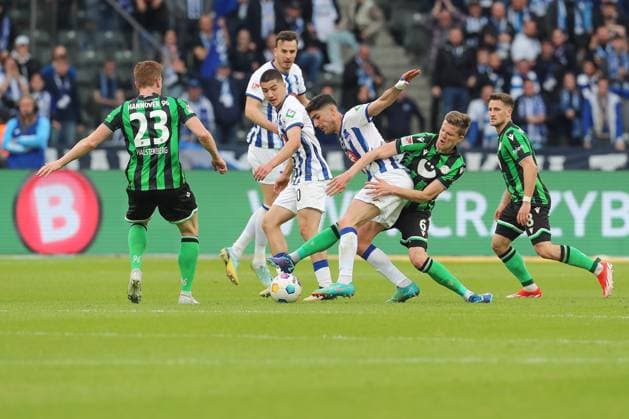 26 04 2024, xtgx, Fußball 2 Bundesliga, Hertha BSC Berlin Hannover 96 emspor, v l Filip Uremovic Hertha, 5 , Fabian Kunze Hannover, 6 Zweikampf, Duell, Kampf, tackle DFL DFB REGULATIONS PROHIBIT ANY USE OF PHOTOGRAPHS as IMAGE SEQUENCES and or QUASI VIDEO Berlin