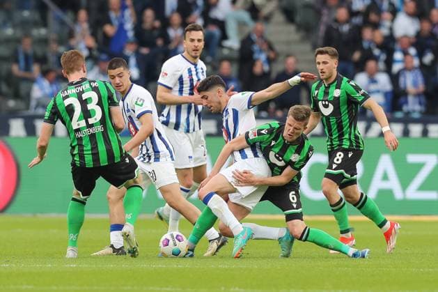26 04 2024, xtgx, Fußball 2 Bundesliga, Hertha BSC Berlin Hannover 96 emspor, v l Filip Uremovic Hertha, 5 , Fabian Kunze Hannover, 6 Zweikampf, Duell, Kampf, tackle DFL DFB REGULATIONS PROHIBIT ANY USE OF PHOTOGRAPHS as IMAGE SEQUENCES and or QUASI VIDEO Berlin