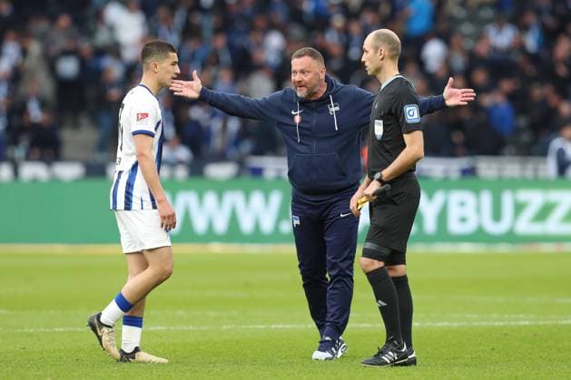 26 04 2024, xtgx, Soccer 2 Bundesliga, Hertha BSC Berlin Hannover 96 emspor, v l Pal Dardai Hertha, Coach Complains, complains, scolds Ibrahim Maza Hertha, 30 DFL DFB REGULATIONS PROHIBIT ANY USE OF PHOTOGRAPHS as IMAGE SEQUENCES and or QUASI VIDEO Berlin