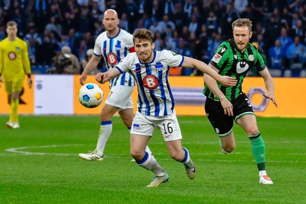 Soccer 2 Bundesliga, Hertha BSC Hannover 96 26 04 2024,xdanx,Soccer 2 Bundesliga, Hertha BSC Hannover 96, v l Jonjoe Kenny Hertha BSC 16 ,Cedric Teuchert Hannover 96 36 ,Zweikampf, Duell, Kampf, tackle DFL DFB REGULATIONS PROHIBIT ANY USE OF PHOTOGRAPHS as IMAGE SEQUENCES and or QUASI VIDEO Foto Daniel Lakomski Berlin Olympiastadion Berlin Berlin Germany EN Copyright: xDanielxLakomskix