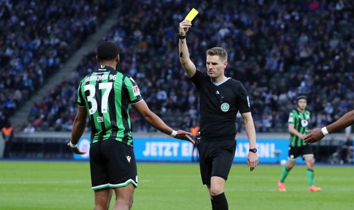 Referee Timo Gerach yellow card for Brooklyn Ezeh Sport Football Soccer DFL 2 Bundesliga Men 31 Matchday Season 2023 2024 26 04 2024 Hertha BSC Berlin vs Hannover 96 DFL regulations prohibit any use of photographs as image sequences and or quasi video