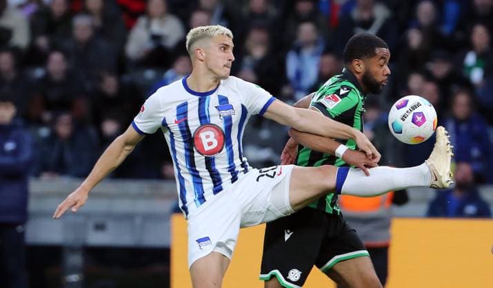 Marc Oliver Kempf in a duel with Brooklyn Ezeh Sport Football Soccer DFL 2 Bundesliga Men 31 Matchday Season 2023 2024 26 04 2024 Hertha BSC Berlin vs Hannover 96 DFL regulations prohibit any use of photographs as image sequences and or quasi video