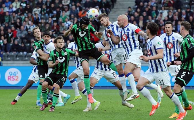 Center Nicolo Tresoldi, Jonjoe Kenny Toni Leistner duel Match scene Action Sport Soccer Football DFL 2 Bundesliga Men 31 Matchday Season 2023 2024 26 04 2024 Hertha BSC Berlin vs Hannover 96 DFL regulations prohibit any use of photographs as image sequences and or quasi video