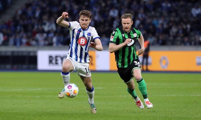 Jonjoe Kenny, Cedric Teuchert duel Match scene Action Sport Soccer Football DFL 2 Bundesliga Men 31 Matchday Season 2023 2024 26 04 2024 Hertha BSC Berlin vs Hannover 96 DFL regulations prohibit any use of photographs as image sequences and or quasi video