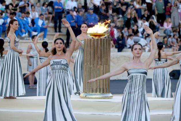 Bilder des Jahres 2024, Sport 04 April Sport Themen der Woche KW17 Sport Bilder des Tages April 26, 2024, Athens, Greece: Greek actresses playing the role of priestesses perform during the Olympic Flame handover ceremony, at the Panathenaic Stadium. Athens Greece - ZUMAv62_ 0469213591st Copyright: xAristidisxVafeiadakisx