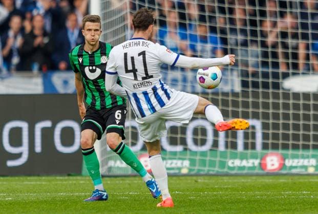 Berlin, 26 04 24, Soccer, 2 Bundesliga, Matchday 31, Hertha BSC Hannover 96, Olympiastadion Fabian Kunze of Hannover 96 fights for the ball against Berlins Pascal Klemens DFL regulations and DFB regulations prohibit any use of photographs as image sequences and or quasi video, Foto Andreas Gora Hertha BSC Hannover 96
