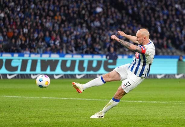 Toni Leistner Hertha Berlin shoots on goal, 2 Bundesliga, Hertha BSC vs Hannover 96, Olympic Stadium on April 26, 2024 in Berlin, Germany Photo by Ulrik Pedersen DeFodi Images Toni Leistner Hertha Berlin shoots on goal, 2 Bundesliga, Hertha BSC vs Hannover 96, Olympic Stadium on April 26, 2024 in Berlin, Germany Photo by Ulrik Pedersen DeFodi Images DFB DFL REGULATIONS PROHIBIT ANY USE OF PHOTOGRAPHS AS IMAGE SEQUENCES AND OR QUASI VIDEO Defodi 659 200738 01000406 Defodi-659 DFB DFL REGULATIONS PROHIBIT ANY USE OF PHOTOGRAPHS AS IMAGE SEQUENCES AND OR QUASI-VIDEO.