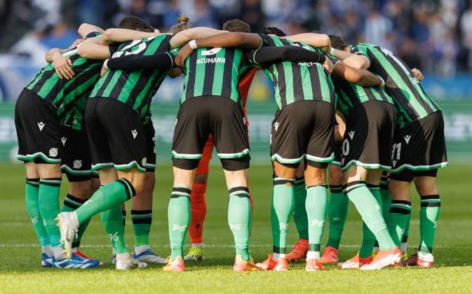Berlin, 26 04 24, Soccer, 2 Bundesliga, Matchday 31, Hertha BSC Hannover 96, Olympiastadion The Hannover 96 team prepares for the match DFL regulations and DFB regulations prohibit any use of photographs as image sequences and or quasi video, Foto Andreas Gora Hertha BSC Hannover 96