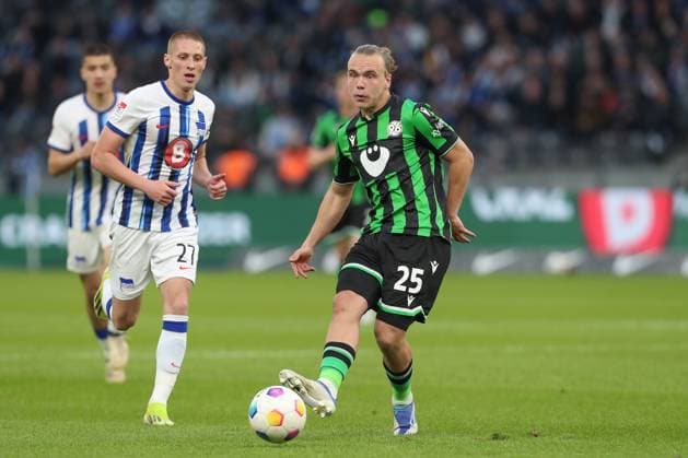 26 04 2024, xtgx, Fußball 2 Bundesliga, Hertha BSC Berlin Hannover 96 emspor, v l Lars Timo Gindorf Hannover, 25 am Ball, plays the ball DFL DFB REGULATIONS PROHIBIT ANY USE OF PHOTOGRAPHS as IMAGE SEQUENCES and or QUASI VIDEO Berlin
