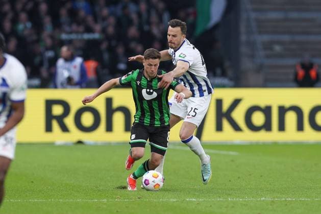 26 04 2024, xtgx, Soccer 2 Bundesliga, Hertha BSC Berlin Hannover 96 emspor, v l Enzo Leopold Hannover, 8 , Haris Tabakovic Hertha, 25 duel, fight, tackle DFL DFB REGULATIONS PROHIBIT ANY USE OF PHOTOGRAPHS as IMAGE SEQUENCES and or QUASI VIDEO Berlin