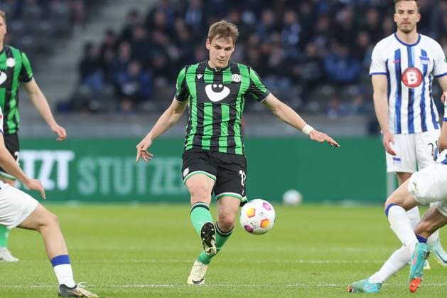26 04 2024, xtgx, Fussball 2 Bundesliga, Hertha BSC Berlin Hannover 96 emspor, v l Max Christiansen Hannover, 13 am Ball, plays the ball DFL DFB REGULATIONS PROHIBIT ANY USE OF PHOTOGRAPHS as IMAGE SEQUENCES and or QUASI VIDEO Berlin
