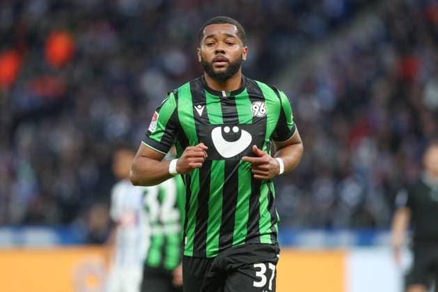 26 04 2024, xtgx, Soccer 2 Bundesliga, Hertha BSC Berlin Hannover 96 emspor, v l Brooklyn Ezeh Hannover, 4 DFL DFB REGULATIONS PROHIBIT ANY USE OF PHOTOGRAPHS as IMAGE SEQUENCES and or QUASI VIDEO Berlin