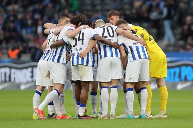 26 04 2024, xtgx, Soccer 2 Bundesliga, Hertha BSC Berlin Hannover 96 emspor, v l Hannover in the team circle before the match DFL DFB REGULATIONS PROHIBIT ANY USE OF PHOTOGRAPHS as IMAGE SEQUENCES and or QUASI VIDEO Berlin
