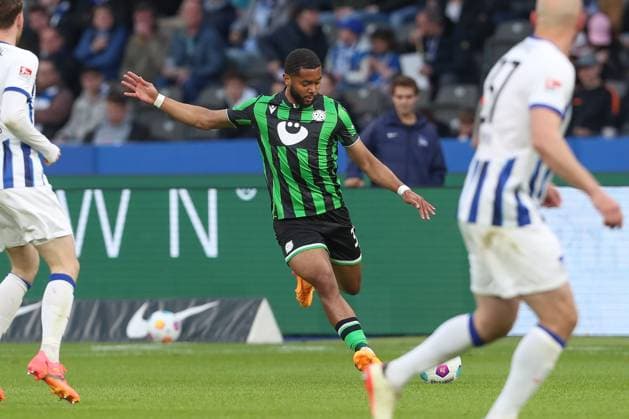 26 04 2024, xtgx, Fußball 2 Bundesliga, Hertha BSC Berlin Hannover 96 emspor, v l Julian Boerner Hannover, 31 am Ball, plays the ball DFL DFB REGULATIONS PROHIBIT ANY USE OF PHOTOGRAPHS as IMAGE SEQUENCES and or QUASI VIDEO Berlin