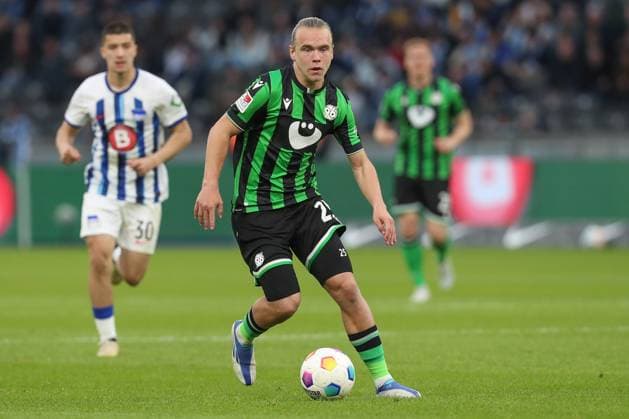 26 04 2024, xtgx, Fußball 2 Bundesliga, Hertha BSC Berlin Hannover 96 emspor, v l Lars Timo Gindorf Hannover, 25 am Ball, plays the ball DFL DFB REGULATIONS PROHIBIT ANY USE OF PHOTOGRAPHS as IMAGE SEQUENCES and or QUASI VIDEO Berlin