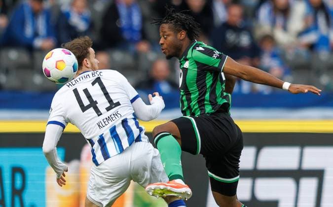 Berlin, 26 04 24, Soccer, 2 Bundesliga, Matchday 31, Hertha BSC Hannover 96, Olympiastadion Bright Arrey Mbi of Hannover 96 fights for the ball against Berlins Pascal Klemens DFL regulations and DFB regulations prohibit any use of photographs as image sequences and or quasi video, Foto Andreas Gora Hertha BSC Hannover 96