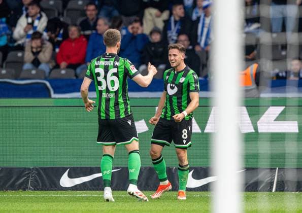 Soccer, Men, Season 2023 2024, 2 Bundesliga 31 Matchday , Hertha BSC Hannover 96, f l Cedric Teuchert Hannover 96 , Enzo Leopold Hannover 96 , Cheering after goal to 1 1, 26 04 2024, Copyright: xSebastianxRäppold MatthiasxKochx