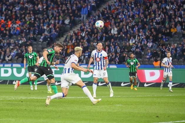 26 04 2024, xtgx, Soccer 2 Bundesliga, Hertha BSC Berlin Hannover 96 emspor, v l Goal to 1 1 by Enzo Leopold Hannover, 8 DFL DFB REGULATIONS PROHIBIT ANY USE OF PHOTOGRAPHS as IMAGE SEQUENCES and or QUASI VIDEO Berlin