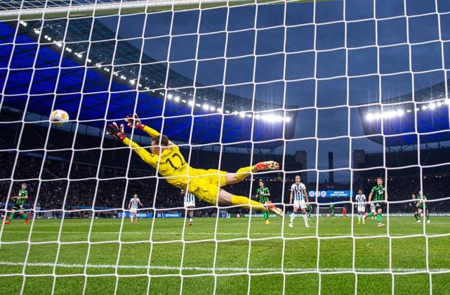 Soccer, Men, Season 2023 2024, 2 Bundesliga 31 Matchday , Hertha BSC Hannover 96, Enzo Leopold Hannover 96 scores the goal for 1 1 against goalkeeper Tjark Ernst Hertha BSC , 26 04 2024, Copyright: xSebastianxRäppold MatthiasxKochx