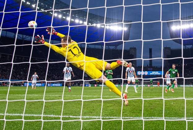 Soccer, Men, Season 2023 2024, 2 Bundesliga 31 Matchday , Hertha BSC Hannover 96, Enzo Leopold Hannover 96 scores the goal for 1 1 against goalkeeper Tjark Ernst Hertha BSC , 26 04 2024, Copyright: xSebastianxRäppold MatthiasxKochx