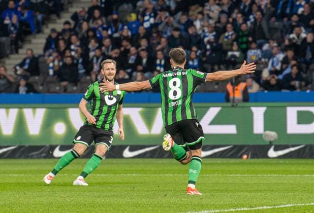 Soccer, Men, Season 2023 2024, 2 Bundesliga 31 Matchday , Hertha BSC Hannover 96, f l Cedric Teuchert Hannover 96 , Enzo Leopold Hannover 96 , Cheering after goal to 1 1, 26 04 2024, Copyright: xSebastianxRäppold MatthiasxKochx