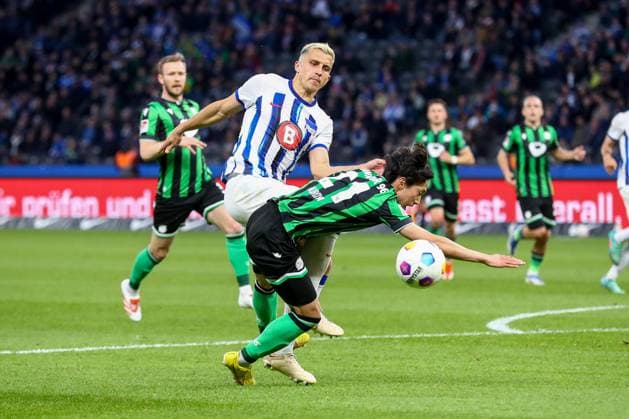 26 04 2024, xtgx, Soccer 2 Bundesliga, Hertha BSC Berlin Hannover 96 emspor, v l Marc Oliver Kempf Hertha, 20 , Sei Muroya Hannover, 21 duel, fight, tackle DFL DFB REGULATIONS PROHIBIT ANY USE OF PHOTOGRAPHS as IMAGE SEQUENCES and or QUASI VIDEO Berlin