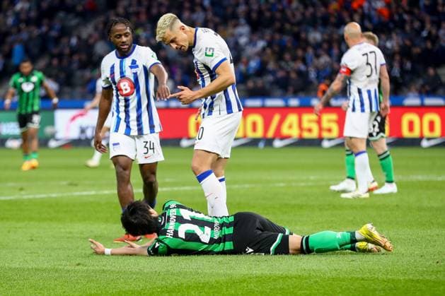 26 04 2024, xtgx, Soccer 2 Bundesliga, Hertha BSC Berlin Hannover 96 emspor, v l Marc Oliver Kempf Hertha, 20 , Sei Muroya Hannover, 21 duel, fight, tackle DFL DFB REGULATIONS PROHIBIT ANY USE OF PHOTOGRAPHS as IMAGE SEQUENCES and or QUASI VIDEO Berlin