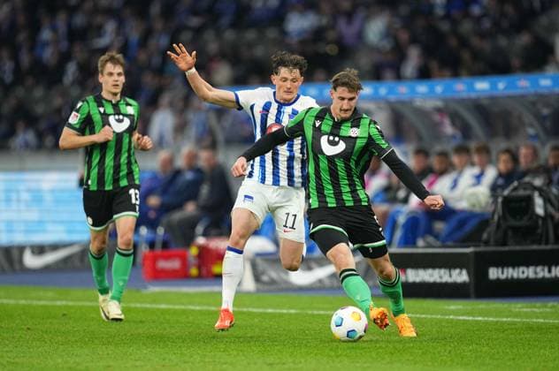 Fabian Reese Hertha Berlin and Phil Neumann Hannover 96 battle for the ball, 2 Bundesliga, Hertha BSC vs Hannover 96, Olympic Stadium on April 26, 2024 in Berlin, Germany Photo by Ulrik Pedersen DeFodi Images Fabian Reese Hertha Berlin and Phil Neumann Hannover 96 battle for the ball, 2 Bundesliga, Hertha BSC vs Hannover 96, Olympic Stadium on April 26, 2024 in Berlin, Germany Photo by Ulrik Pedersen DeFodi Images DFB DFL REGULATIONS PROHIBIT ANY USE OF PHOTOGRAPHS AS IMAGE SEQUENCES AND OR QUASI VIDEO Defodi 659 202143 01000264 Defodi-659 DFB DFL REGULATIONS PROHIBIT ANY USE OF PHOTOGRAPHS AS IMAGE SEQUENCES AND OR QUASI-VIDEO.