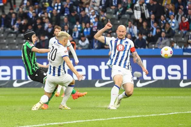 26 04 2024, xtgx, Soccer 2 Bundesliga, Hertha BSC Berlin Hannover 96 emspor, v l Nicolo Tresoldi Hannover, 9 , Toni Leistner Hertha, 37 duel, fight, tackle DFL DFB REGULATIONS PROHIBIT ANY USE OF PHOTOGRAPHS as IMAGE SEQUENCES and or QUASI VIDEO Berlin