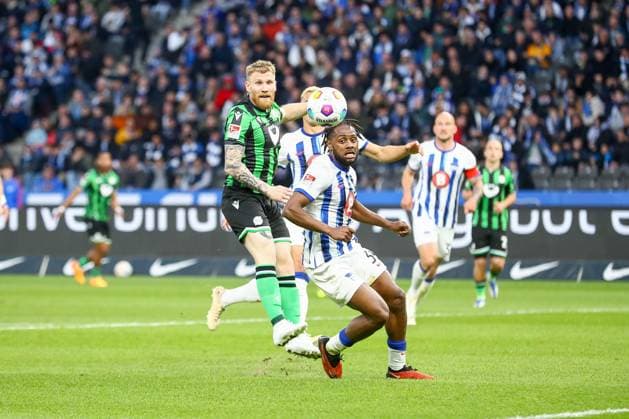 26 04 2024, xtgx, Football 2 Bundesliga, Hertha BSC Berlin Hannover 96 emspor, v l Deyovaisio Zeefuik Hertha, 34 , Andreas Voglsammer Hannover, 32 duel, duel, fight, tackle DFL DFB REGULATIONS PROHIBIT ANY USE OF PHOTOGRAPHS as IMAGE SEQUENCES and or QUASI VIDEO Berlin