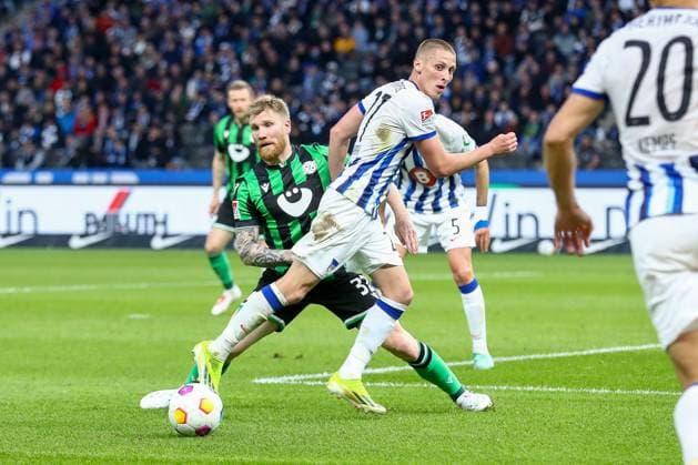 26 04 2024, xtgx, Soccer 2 Bundesliga, Hertha BSC Berlin Hannover 96 emspor, v l Andreas Voglsammer Hannover, 32 , Palko Dardai Hertha, 27 DFL DFB REGULATIONS PROHIBIT ANY USE OF PHOTOGRAPHS as IMAGE SEQUENCES and or QUASI VIDEO Berlin
