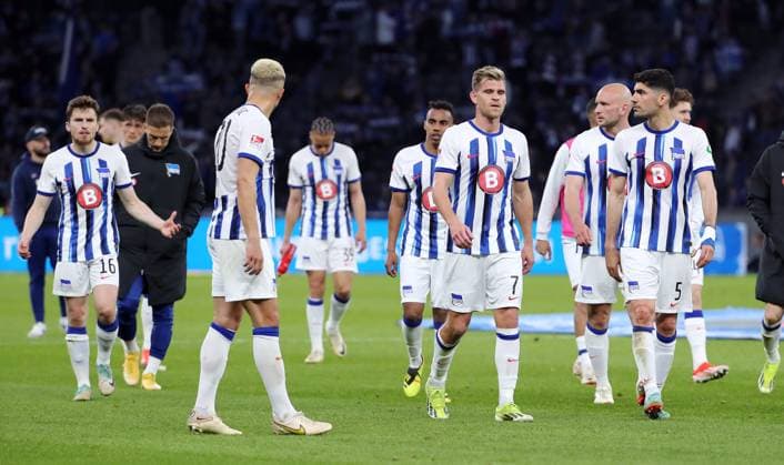 Jonjoe Kenny, Marc Oliver Kempf, Florian Niederlechner, Toni Leistner, Andreas Bouchalakis, Hertha team disappointed after the end of the match Disappointment Sport Football Soccer DFL 2 Bundesliga Men 31 Matchday Season 2023 2024 26 04 2024 Hertha BSC Berlin vs Hannover 96 DFL regulations prohibit any use of photographs as image sequences and or quasi video
