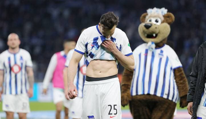Haris Tabakovic, Hertha team disappointed after the end of the game Disappointment Sport Football Soccer DFL 2 Bundesliga Men 31 Matchday Season 2023 2024 26 04 2024 Hertha BSC Berlin vs Hannover 96 DFL regulations prohibit any use of photographs as image sequences and or quasi video