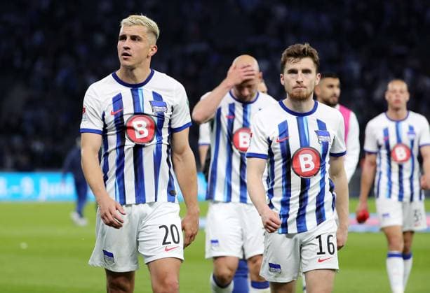 Marc Oliver Kempf, Toni Leistner, Jonjoe Kenny, Hertha team disappointed after the end of the match Disappointment Sport Soccer Football DFL 2 Bundesliga Men 31 Matchday Season 2023 2024 26 04 2024 Hertha BSC Berlin vs Hannover 96 DFL regulations prohibit any use of photographs as image sequences and or quasi video