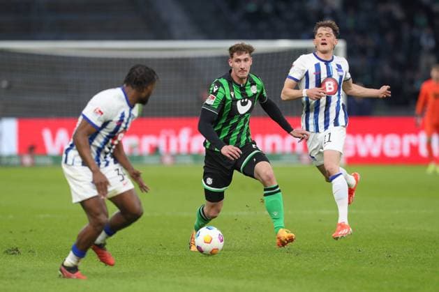 26 04 2024, xtgx, Soccer 2 Bundesliga, Hertha BSC Berlin Hannover 96 emspor, v l Yannik Luehrs Hannover, 34 am Ball, plays the ball DFL DFB REGULATIONS PROHIBIT ANY USE OF PHOTOGRAPHS as IMAGE SEQUENCES and or QUASI VIDEO Berlin