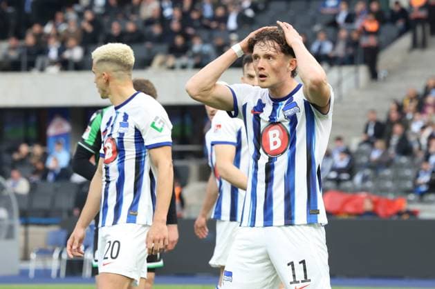 DEU, DFL, 2 FBL, Hertha BSC vs Hannover 96, 26 04 2024, Berliner Olympiastadion, Berlin, DEU, DFL, 2 FBL, Hertha BSC vs Hannover 96, in the picture Fabian Reese Hertha BSC Berlin 11 , Marc Oliver Kempf Hertha BSC Berlin 20 DFL regulations prohibit any use of Photographs as image sequences and or quasi video Foto Juergen Engler nordphoto GmbH nordphotoxGmbHx xEngler nph00076