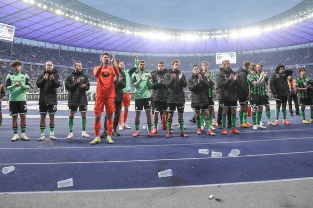 26 04 2024, xtgx, Soccer 2 Bundesliga, Hertha BSC Berlin Hannover 96 emspor, v l Hannover thanks the fans DFL DFB REGULATIONS PROHIBIT ANY USE OF PHOTOGRAPHS as IMAGE SEQUENCES and or QUASI VIDEO Berlin