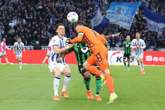 DEU, DFL, 2 FBL, Hertha BSC vs Hannover 96, 26 04 2024, Berliner Olympiastadion, Berlin, DEU, DFL, 2 FBL, Hertha BSC vs Hannover 96, in the picture Fabian Reese Hertha BSC Berlin 11 , Bright Arrey Mbi Hannover 96 4 , Ron Robert Zieler Hannover 96 1 DFL regulations prohibit any use of Photographs as image sequences and or quasi video Foto Juergen Engler nordphoto GmbH nordphotoxGmbHx xEngler nph00076