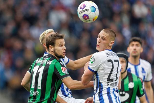 Berlin, 26 04 24, Soccer, 2 Bundesliga, Matchday 31, Hertha BSC Hannover 96, Olympiastadion Louis Schaub of Hannover 96 fights for the ball against Berlins Palko Dardai DFL regulations and DFB regulations prohibit any use of photographs as image sequences and or quasi video, Foto Andreas Gora Hertha BSC Hannover 96