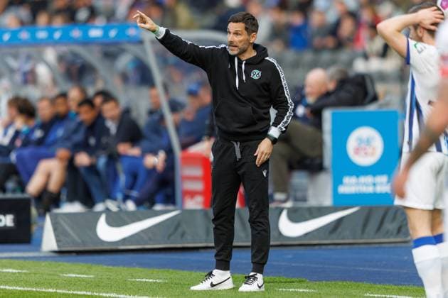 Berlin, 26.04.24, Fussball, 2.Bundesliga, 31. Spieltag, Hertha BSC - Hannover 96, Olympiastadion. Trainer Stefan Leitl von Hannover 96 steht gestikulierend am Spielfeldrand. DFL regulations and DFB regulations prohibit any use of photographs as image sequences and or quasi-video, Foto: Andreas Gora Hertha BSC - Hannover 96 *** Berlin, 26 04 24, Soccer, 2 Bundesliga, Matchday 31, Hertha BSC Hannover 96, Olympiastadion Coach Stefan Leitl of Hannover 96 gesticulating on the sidelines DFL regulations and DFB regulations prohibit any use of photographs as image sequences and or quasi video, Foto Andreas Gora Hertha BSC Hannover 96