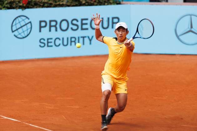 Mutua Madrid Open - Day Four Juncheng Shang is returning a shot against Alejandro Davidovich during their match on Day 5 of the Mutua Madrid Open at Caja Magica Stadium in Madrid, Spain, on April 26. Madrid Spain  Copyright: xGuillermoxMartinezx originalFilename:martinez-mutuamad240426_np0ff.jpg