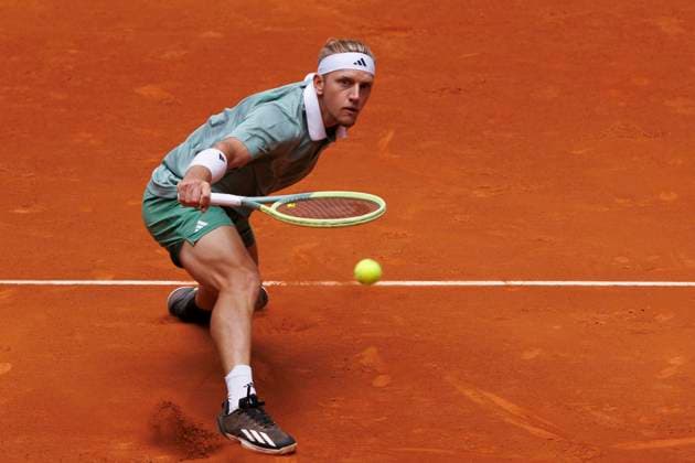 Mutua Madrid Open - Day Four Alejandro Davidovich is returning a shot against Juncheng Shang during their match on Day 5 of the Mutua Madrid Open at Caja Magica Stadium in Madrid, Spain, on April 26. Madrid Spain  Copyright: xGuillermoxMartinezx originalFilename:martinez-mutuamad240426_npFjy.jpg