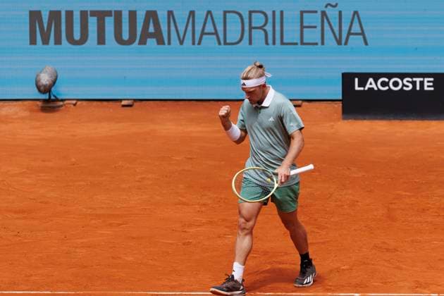 Mutua Madrid Open - Day Four Alejandro Davidovich is returning a shot against Juncheng Shang during their match on Day 5 of the Mutua Madrid Open at Caja Magica Stadium in Madrid, Spain, on April 26. Madrid Spain  Copyright: xGuillermoxMartinezx originalFilename:martinez-mutuamad240426_np7nF.jpg