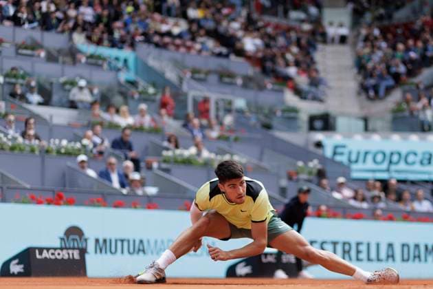 Mutua Madrid Open - Day Four Carlos Alcaraz is returning a shot against Alexander Shevchenko during their match on Day 5 of the Mutua Madrid Open at Caja Magica Stadium in Madrid, Spain, on April 26. Madrid Spain  Copyright: xGuillermoxMartinezx originalFilename:martinez-mutuamad240426_nprJI.jpg
